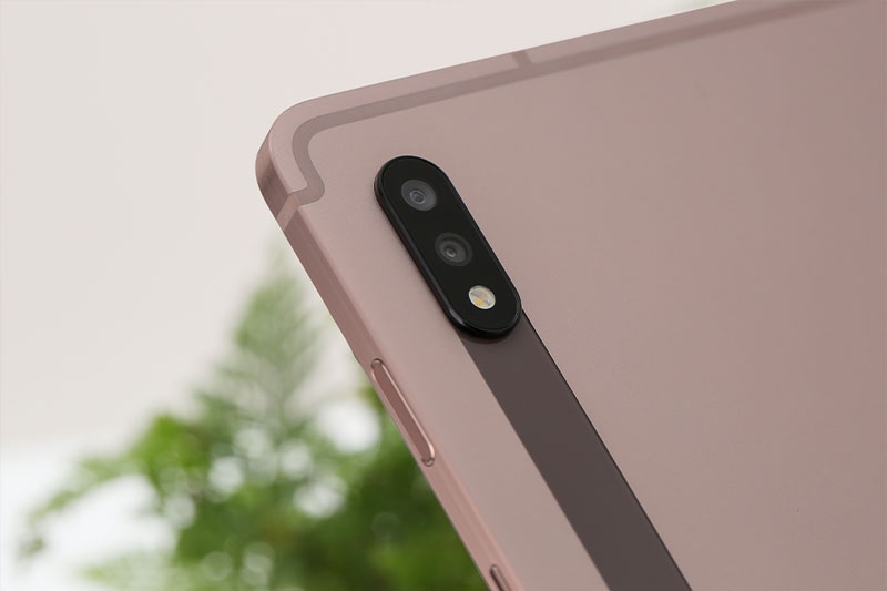 Mặt sau của Galaxy Tab S7 được trang bị thiết lập camera kép